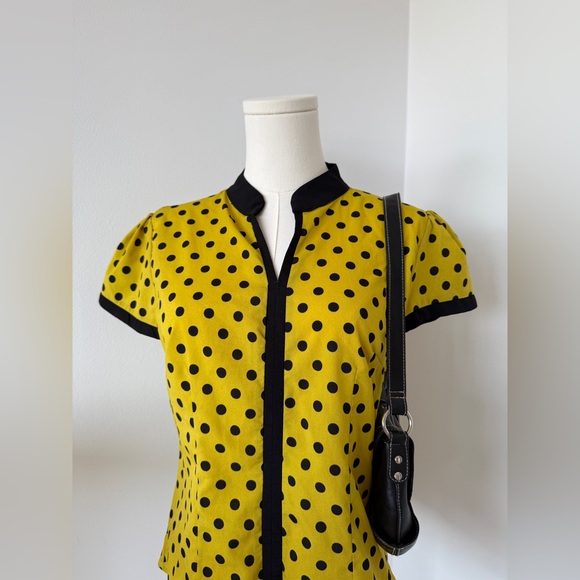 Mod-Inspired Yellow Polka Dot Blouse with Contrast Trim — M - Picture 4 of 9